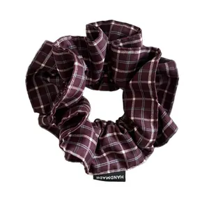 Chouchou en tissu à carreaux bordeaux avec étiquette handmade pour queue de cheval
