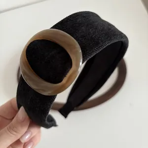 Retro zwarte fluwelen haarband met amber hars ring detail voor hoog schedel effect