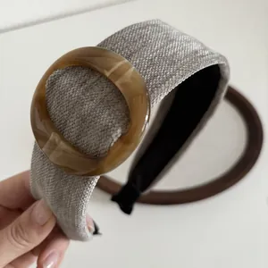 Retro grijze getextureerde stoffen haarband met barnsteenkleurige hars gesp