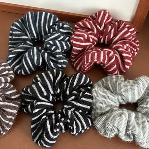 Detailliertes Set aus fünf gestreiften Strick-Scrunchies in Marine, Rot, Braun und Grau