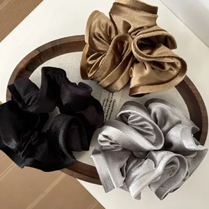 Set de coleteros de terciopelo brillante en negro oro y plata en bandeja
