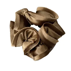Coletero de terciopelo brillante en color marrón bronce para peinados elegantes