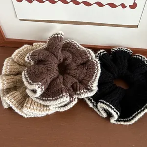 Détails de chouchous en tricot kaki, marron et noir avec bordure contrastée