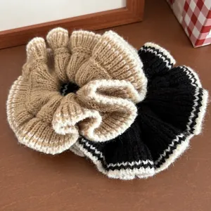 Gros plan de chouchous en tricot kaki et noir avec bordure ondulée sur une surface bois