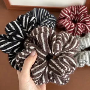 Gestreiftes Strick-Haargummi-Set in verschiedenen Winterfarben für Damenmode