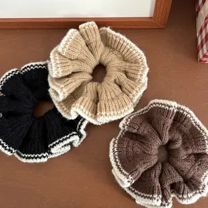 Trois chouchous en maille haut de gamme noir, camel et marron avec bordure blanche chic