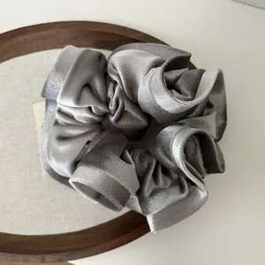 Coletero elegante de terciopelo gris con textura rica y un acabado sedoso y brillante