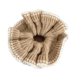 Chouchou en maille chic en chameau et blanc avec une texture côtelée douce élégante