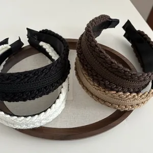 Retro-Set aus gestrickten geflochtenen Stirnbändern in Schwarz, Weiß, Braun und Khaki