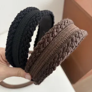 Detaillierte Strickstruktur von Vintage-Haarbändern in Schwarz und Kaffeebraun