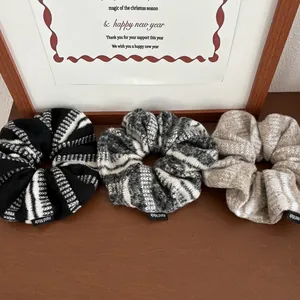Set di tre elastici per capelli in maglia Fair Isle con etichette fatte a mano su legno