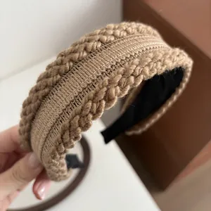Detailansicht des camelfarbenen Strickstirnbandes mit Zopfmuster und weicher Stofffütterung
