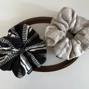 Scrunchies in maglia Fair Isle nero e beige con etichetta Hand Made da donna