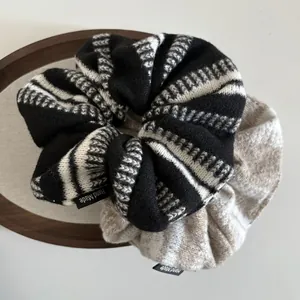 Set di elastici per capelli in maglia Fair Isle con etichette fatte a mano su vassoio