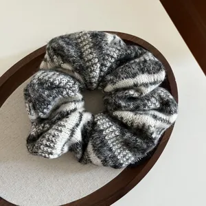 Dettaglio macro dell'elastico in maglia Fair Isle con etichetta fatta a mano su vassoio