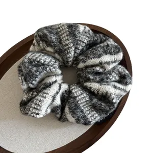 Elastico per capelli in maglia Fair Isle con righe grigie ed etichetta fatta a mano