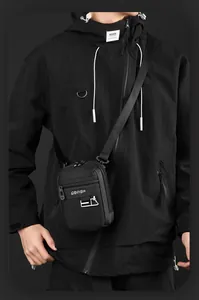 Détail du sac bandoulière tactique en nylon noir avec logo WEPOWER et sangle réglable