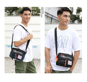 Détail du sac bandoulière en nylon imperméable avec sangle réglable et logo de la marque