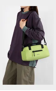 Détail d'un sac de sport vert fluo en nylon avec bandoulière réglable et logo Wepower