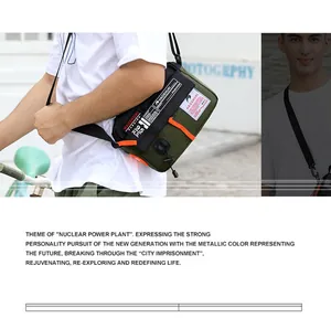 Sac bandoulière en nylon vert armée avec rabat noir et détail de fermeture éclair orange