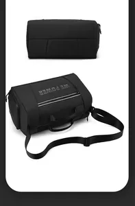 Vues détaillées d'un grand sac de voyage fitness noir avec bandoulière réglable