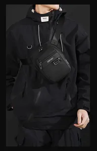 Vista detallada de la bolsa de pecho táctica negra impermeable con correa ajustable
