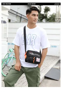 Détail de la bandoulière en nylon noir imperméable avec fermetures éclair orange sportives