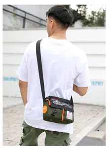 Vue arrière d'un mannequin portant une sacoche bandoulière imperméable en nylon olive et noir