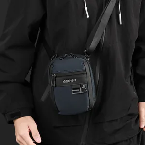 Sac bandoulière en nylon bleu foncé avec sangle ajustable et compartiments à fermeture