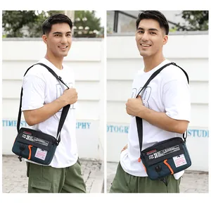 Détail du sac bandoulière en nylon imperméable avec sangles réglables et zips robustes
