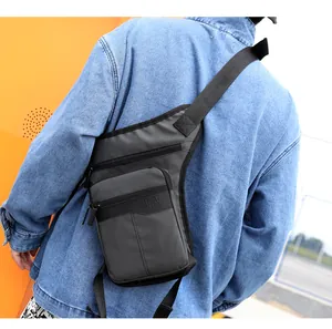Detailopname van houtskoolgrijze tactische crossbodytas met H-AO SUAI reliëfzakje