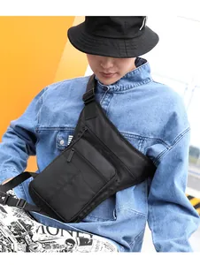 Detail van Hao Shuai zwarte crossbody tas met nylon textuur en logo in reliëf op de tas