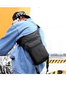 Detailweergave van tactische beentas met meerdere ritsvakken en waterdicht nylon materiaal