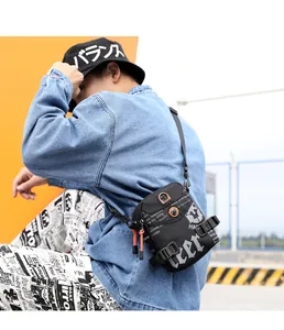 Sac bandoulière en nylon noir de style urbain avec cordons orange et lettrage artistique