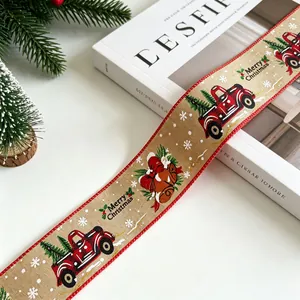 Dettaglio del nastro natalizio in finto lino con camion rosso e campane per decori