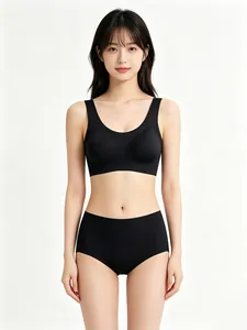 Completo intimo nero senza cuciture con reggiseno scollo a U indossato da modella