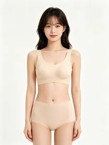 Set reggiseno senza cuciture beige con scollo a U e slip su una modella asiatica