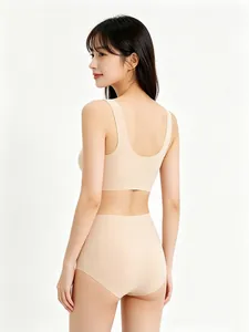 Completo reggiseno senza cuciture scollo a U e slip a vita alta in colore beige nudo