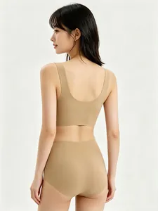 Vista posteriore dettagliata del reggiseno beige senza cuciture con scollo a U e slip