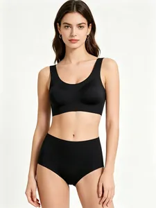 Vista frontale di un set bralette nera senza cuciture e slip a vita alta