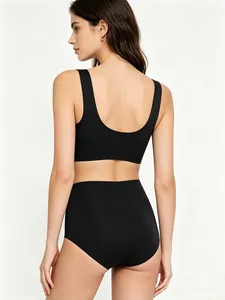 Vista posteriore dettagliata di un set reggiseno senza cuciture nero con scollo a U