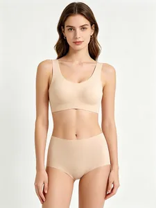 Vista dettagliata del set reggiseno a canotta beige senza cuciture e slip abbinati.