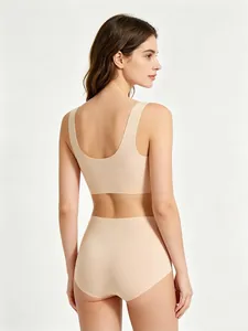 Vista posteriore di un set reggiseno a canotta senza cuciture e slip color carne su modella.