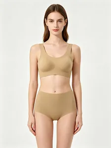 Vista frontale di set reggiseno senza cuciture color nudo con scollo a U su modella