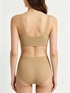 Vista posteriore professionale di un set reggiseno e slip a vita alta senza cuciture