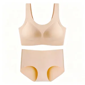 Vista dettagliata di un set reggiseno a U senza cuciture beige e slip coordinati