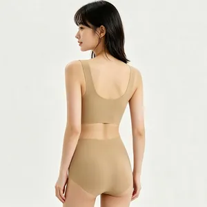 Set reggiseno senza cuciture e slip color carne, mostrati da una vista posteriore
