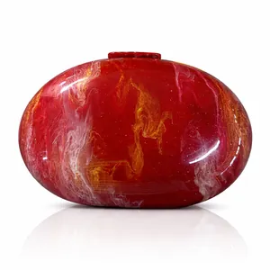 Pochette de soirée élégante en acrylique marbré rouge avec motifs dorés et reflets