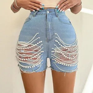Short en jean taille haute bleu clair avec déchirures et décoration de chaînes de perles