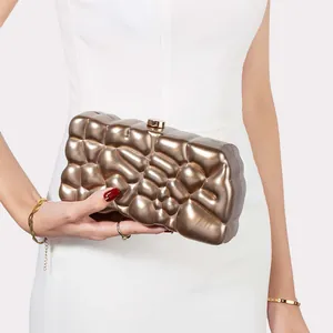 Elegante metallisch-bronzene Abendtasche mit einzigartiger 3D-Steppstruktur für Gala